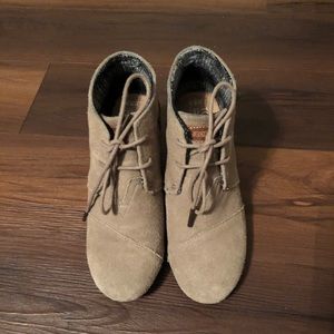 GUC Toms suede booties